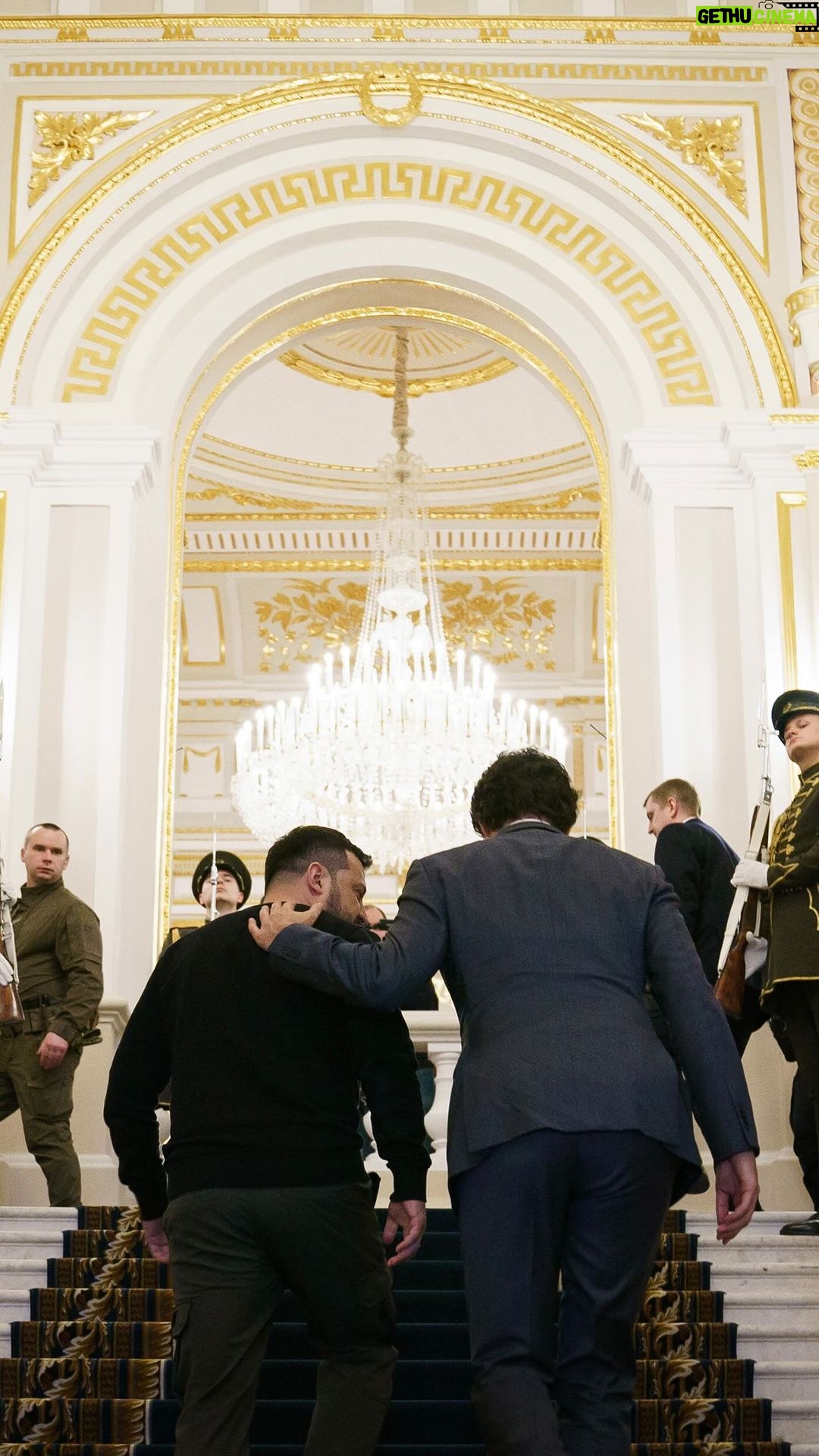 Justin Trudeau Instagram - Ukraine, your fight is our fight. As they continue to bravely push back against Russia’s brutal assault, Canada’s support for the people of Ukraine remains steadfast. I made that clear this past weekend, when I went to Kyiv and met with President Zelenskyy. My message to him was the same one I have shared for the past two years: Canada stands with Ukraine. 🇨🇦 Ukrainiens et Ukrainiennes, votre combat est le nôtre. Pendant qu’ils continuent de résister courageusement à l’assaut brutal de la Russie, le soutien du Canada à ce peuple reste inébranlable. J’ai été clair à ce sujet, en fin de semaine passée, quand je me suis rendu à Kyïv et que j’ai rencontré le président Zelenskyy. Le message que je lui ai transmis est le même que je relaie depuis deux ans : le Canada reste solidaire de l’Ukraine. Kyiv, Ukraine
