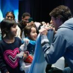 Justin Trudeau Instagram - Celebrating today’s agreement in the best way: With the people who call Nunavut home – and who will benefit from devolution for generations to come. 🇨🇦 Nous célébrons l’entente d’aujourd’hui de la meilleure façon qui soit : avec les habitants du Nunavut, qui bénéficieront du transfert des responsabilités pour les générations à venir. Iqaluit, Nunavut