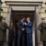Justin Trudeau Instagram - We’ve worked closely together before, and I’m glad to be working with Prime Minister @DonaldTusk once again. When we met up this morning, we focused on how our two countries are connected – our values, our alliances, and our support for Ukraine. In an ever-changing world, where democracy can no longer be taken for granted, the relationship between Canada and Poland is more important than ever. We’re committed to deepening that relationship, to collaborating on clean energy, and to defending the principles that make our countries as strong and as free as they are. 🇨🇦 Nous avons collaboré de près par le passé, et c’est avec plaisir que je travaille une fois de plus avec le premier ministre @DonaldTusk. Lors de notre rencontre, ce matin, nous avons parlé des liens qui unissent nos pays – qui s’incarnent dans nos valeurs, nos alliances et notre soutien à l’Ukraine. Dans ce monde qui change sans cesse, où la démocratie ne peut plus être tenue pour acquise, la relation entre le Canada et la Pologne est plus importante que jamais. Nous souhaitons vivement renforcer cette relation, collaborer dans le domaine de l’énergie propre et défendre les principes qui garantissent la force et la liberté de nos pays. Warsaw, Poland