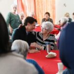 Justin Trudeau Instagram - When @Francis.Drouin told me about the coffee chats he hosts, I knew I had to stop in and see one in action. And what fun we had! To the seniors at Jardins Belle Rive today: Thanks for the warm welcome. It’s always nice to start the day with good company and great conversation. 🇨🇦 Quand @Francis.Drouin m’a parlé des cafés-causeries qu’il anime, j’ai décidé d’en voir une en personne. Et quel plaisir on a eu! Aux aînés des Jardins Belle Rive : merci pour votre accueil chaleureux aujourd’hui. C’est toujours agréable de commencer la journée en bonne compagnie. Rockland, Ontario