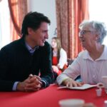 Justin Trudeau Instagram - When @Francis.Drouin told me about the coffee chats he hosts, I knew I had to stop in and see one in action. And what fun we had! To the seniors at Jardins Belle Rive today: Thanks for the warm welcome. It’s always nice to start the day with good company and great conversation. 🇨🇦 Quand @Francis.Drouin m’a parlé des cafés-causeries qu’il anime, j’ai décidé d’en voir une en personne. Et quel plaisir on a eu! Aux aînés des Jardins Belle Rive : merci pour votre accueil chaleureux aujourd’hui. C’est toujours agréable de commencer la journée en bonne compagnie. Rockland, Ontario