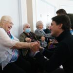 Justin Trudeau Instagram - When @Francis.Drouin told me about the coffee chats he hosts, I knew I had to stop in and see one in action. And what fun we had! To the seniors at Jardins Belle Rive today: Thanks for the warm welcome. It’s always nice to start the day with good company and great conversation. 🇨🇦 Quand @Francis.Drouin m’a parlé des cafés-causeries qu’il anime, j’ai décidé d’en voir une en personne. Et quel plaisir on a eu! Aux aînés des Jardins Belle Rive : merci pour votre accueil chaleureux aujourd’hui. C’est toujours agréable de commencer la journée en bonne compagnie. Rockland, Ontario