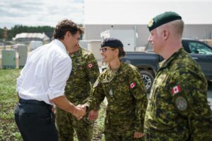 Justin Trudeau Instagram - To the women and men of the @CanadianForces, who bravely serve our country every day: Thank you. Your service and your sacrifice have not gone unnoticed – and are appreciated more than you’ll ever know. Whether you’re spending your holidays with your loved ones, or are serving across the country, or are deployed beyond our borders: We’re keeping you and your families in our thoughts. And I’ll say this one more time, because we can never say these two words enough: Thank you.
🇨🇦
Aux femmes et aux hommes des @ForcesCanada, qui servent courageusement notre pays chaque jour : Merci. Votre service et vos sacrifices ne passent pas inaperçus et sont appréciés plus que vous ne le saurez jamais. Que vous passiez les Fêtes avec vos proches, que vous serviez à l’autre bout du pays ou que vous soyez déployés au-delà de nos frontières : Nous pensons à vous et à vos familles. Et je le répète encore une fois, car nous ne dirons jamais assez ce simple mot : Merci.
