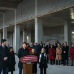 Justin Trudeau Instagram - This morning, we announced an agreement with Toronto to build nearly 12,000 homes over the next three years and more than 53,000 homes over the next ten years. The city is also going to update its old zoning rules, expand existing affordable rental programs, and build more homes near public transit. This is another example of the progress we’re making with our Housing Accelerator Fund – and it’s just one way we’re taking action to address high home prices across the country and build more homes, faster, for Canadians. 🇨🇦 Ce matin, nous avons annoncé une entente avec Toronto pour bâtir près de 12 000 logements au cours des trois prochaines années et plus de 53 000 durant la prochaine décennie. La Ville va aussi moderniser ses règlements de zonage désuets, élargir ses programmes de logements locatifs abordables et bâtir plus de logements près des transports en commun. Voilà qui montre une fois de plus les progrès que nous réalisons avec le Fonds pour accélérer la construction de logements – et l’un des moyens que nous prenons pour faire baisser le prix des logements d’un bout à l’autre du pays et bâtir plus de logements, plus rapidement, pour les Canadiens. Toronto, Ontario