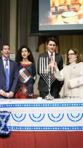 Justin Trudeau Instagram - The lighting of these candles and the story of Hanukkah are deeply symbolic. As Jewish people across the country eat latkes and spin the dreidel, and as we come together at events like this evening’s Hanukkah on the Hill, let’s remember that light shines brighter than darkness, and that hope is stronger than fear. And let me make one thing clear: Our government stands with you, and we’ll keep working to make sure you – and all Jewish Canadians – can always safely and proudly live Jewish lives. Chag Hanukkah Sameach. 🇨🇦 L’allumage de ces bougies et l’histoire de Hanoukka sont profondément symboliques. Alors que les Juifs de tout le pays mangent des latkes et font tourner le dreidel, et que nous participons ensemble à des activités telles que Hanoukka sur la Colline ce soir, rappelons-nous que la lumière brille plus fort que l’obscurité et que l’espoir est plus fort que la peur. Je tiens également à dire que notre gouvernement est à vos côtés, et que nous continuerons de faire en sorte que vous et tous les Canadiens juifs puissiez toujours vivre une vie juive avec fierté et en toute sécurité. Chag Hanukkah Sameach. Ottawa, Ontario
