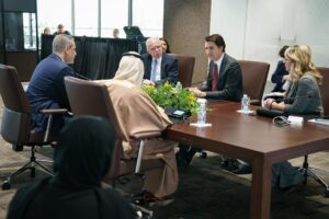 Justin Trudeau Instagram - Today, I sat down with foreign ministers from Saudi Arabia, Türkiye, and the Palestinian Authority – we spoke about the ongoing conflict between Israel and Hamas. I reiterated Canada’s unequivocal condemnation of Hamas and its brutal attacks against Israel, and expressed our support for Israel’s right to  defend itself in accordance with international law. I also emphasized the need to protect civilians, the need to increase the amount of aid flowing into Gaza, and the need for all remaining hostages to be released by Hamas. I listened to their views, reiterated Canada’s support for the right of Israelis and Palestinians to live in peace and security, and reaffirmed the importance of renewing efforts toward a two-state solution to secure lasting peace.
🇨🇦
Aujourd’hui, j’ai rencontré les ministres des affaires étrangères de l’Arabie saoudite, de la Turquie et de l’Autorité palestinienne et nous avons parlé du conflit en cours entre Israël et le Hamas. J’ai réitéré la condamnation sans équivoque par le Canada du Hamas et de ses attaques brutales contre Israël, et j’ai exprimé notre soutien au droit d’Israël de se défendre conformément au droit international. J’ai également insisté sur la nécessité de protéger les civils, d’augmenter l’aide apportée à Gaza et de faire en sorte que tous les otages restants soient libérés par le Hamas. J’ai écouté leurs points de vue et réitéré le soutien du Canada au droit des Israéliens et des Palestiniens à vivre en paix et en sécurité, et j’ai réaffirmé l’importance de renouveler les efforts en vue d’une solution à deux États pour garantir une paix durable.