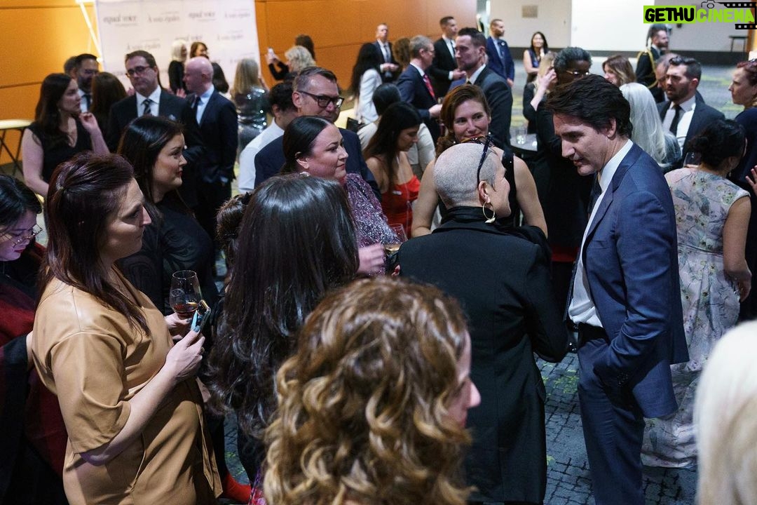 Justin Trudeau Instagram - Over 100 years ago, there wasn’t a single woman in the House of Commons. Today, over 100 women sit in Parliament. In fact, there are now more women sitting in Parliament than ever before. That’s good news. But we need more. We need more women in politics and at decision-making tables across the country. Because throughout Canada’s history, progress has been made when women’s voices have been heard. To everyone at Equal Voice who is committed to making that happen, and who is helping advocate for women in politics: Thank you. Let’s keep moving forward together. 🇨🇦 Il y a plus de 100 ans, il n’y avait aucune femme à la Chambre des communes. Aujourd’hui, plus de 100 femmes siègent au Parlement. En fait, plus de femmes que jamais siègent maintenant au Parlement. C’est une bonne nouvelle. Mais il en faut plus. Il faut plus de femmes en politique et là où se prennent les décisions au pays. Car dans l’histoire du Canada, les progrès se sont réalisés quand la voix des femmes s’est fait entendre. À l’équipe d’À voix égales dévouée à cette cause et militant pour la venue de plus de femmes en politique : merci. Continuons d’avancer dans cette voie ensemble. Ottawa, Ontario