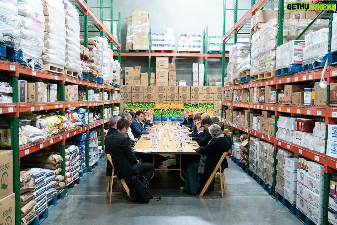 Justin Trudeau Instagram - These folks grow and distribute food – and they are finding ways to get that food to kitchen tables, lunch rooms, and restaurants more effectively, more efficiently, and at lower costs. I sat down with them this afternoon and spoke about the work we’re doing to make life more affordable – from introducing the Grocery Rebate this past summer, to calling on Canada’s largest grocers to stabilize prices, to increasing competition in the grocery sector. I also asked them these questions: How can we make our supply chains more resilient? How can we rethink logistics, strengthen trade, and find cheaper ways to grow more nutritious food? To those who were there: Thank you for sharing your thoughts and your ideas with us. Let’s keep working together to drive down costs and make life more affordable. 🇨🇦 Ces gens cultivent et distribuent des aliments, et trouvent des moyens de les acheminer vers les tables de cuisine, les cantines et les restaurants de manière plus efficace et à moindre coût. J’ai discuté avec eux cet après-midi et j'ai parlé du travail que nous faisons pour rendre la vie plus abordable depuis l'introduction du rabais pour l’épicerie l'été dernier, jusqu'à l'appel lancé aux plus grands épiciers du Canada pour qu'ils stabilisent les prix, en passant par l'augmentation de la concurrence dans le secteur de l'épicerie. Je leur ai également posé les questions suivantes : comment pouvons-nous rendre nos chaînes d'approvisionnement plus résilientes? Comment pouvons-nous repenser la logistique, renforcer le commerce et trouver des moyens moins coûteux de produire des aliments plus nutritifs ? À ceux qui étaient présents : Merci de nous avoir communiqué vos réflexions et vos idées. Continuons à travailler ensemble pour faire baisser les coûts et rendre la vie plus abordable. San Francisco, California