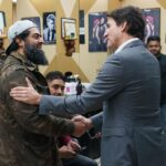 Justin Trudeau Instagram – Surrey was the place to be today – and I’m so glad I could be there to spend time with everyone who was out running errands, grabbing groceries, and having some dinner. Good to see you all!
🇨🇦
Il fallait être à Surrey, aujourd’hui – et je suis vraiment heureux d’avoir pu y passer du temps avec ceux qui faisaient leurs commissions et leur épicerie ou qui soupaient au restaurant. Ça m’a fait plaisir de vous voir! Surrey, British Columbia
