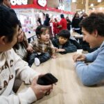 Justin Trudeau Instagram – We’re working to make life more affordable, and we’ve taken action to address grocery prices – because we know they are too high. I spoke about that with families in Mississauga this morning, and told them we’re committed to delivering results at the checkout counter.
🇨🇦
On veut rendre la vie plus abordable et on a pris des mesures pour faire baisser le prix de l’épicerie – car on sait que ça coûte trop cher. J’en ai parlé avec des familles de Mississauga ce matin et leur ai dit qu’on veut obtenir des résultats qui se répercuteront à la caisse. Mississauga, Ontario