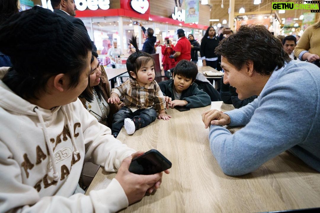 Justin Trudeau Instagram - We’re working to make life more affordable, and we’ve taken action to address grocery prices – because we know they are too high. I spoke about that with families in Mississauga this morning, and told them we’re committed to delivering results at the checkout counter. 🇨🇦 On veut rendre la vie plus abordable et on a pris des mesures pour faire baisser le prix de l’épicerie – car on sait que ça coûte trop cher. J’en ai parlé avec des familles de Mississauga ce matin et leur ai dit qu’on veut obtenir des résultats qui se répercuteront à la caisse. Mississauga, Ontario