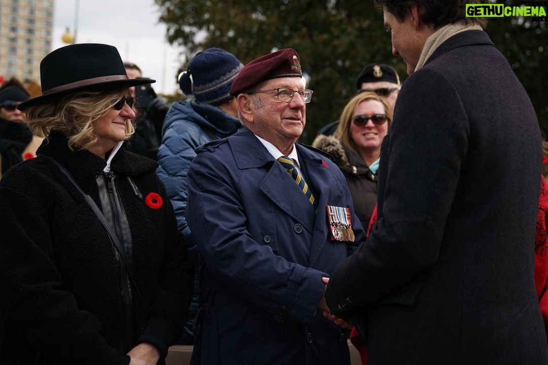 Justin Trudeau Instagram - At the National War Memorial, just like Canadians are doing in communities across the country, we gathered to honour those who have served – and who are serving – our country. We are forever grateful. #CanadaRemembers 🇨🇦 Au Monument commémoratif de guerre du Canada, comme l’ont fait des Canadiens dans les communautés de partout au pays, nous nous sommes réunis en hommage à ceux qui ont servi – et servent encore – notre pays. Nous serons toujours reconnaissants. #LeCanadaSeSouvient Ottawa, Ontario