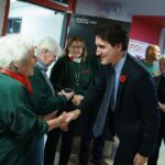Justin Trudeau Instagram - Généreux et altruistes : voilà ce que sont les bénévoles que j’ai rencontrés aujourd'hui. Chaque année, ils viennent préparer des paniers de Noël pour les gens défavorisés de Greenfield Park. Ils incarnent le meilleur de notre pays et aujourd’hui, nous les avons remercié. 🇨🇦 Generous and selfless are two words I would use to describe the volunteers I met this afternoon. Every year, they come together to make Christmas baskets for the most vulnerable in Greenfield Park. They embody the best of our country – and today, we stopped by to say thank you.