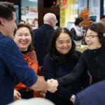 Justin Trudeau Instagram – It’s always good to be back in British Columbia – and to be with those who call this great place home. To everyone who was at Tin Tin Seafood Harbour for lunch today: I’m glad we could spend some time together! Thanks for the warm welcome.
🇨🇦
C’est toujours un plaisir d’être de retour en Colombie-Britannique et en compagnie de ceux qui habitent cette magnifique région. À tous ceux qui ont pris le lunch au Tin Tin Seafood Harbour aujourd’hui : je suis heureux de vous avoir rencontrés! Merci pour l’accueil chaleureux. Richmond, British Columbia
