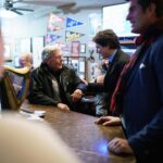 Justin Trudeau Instagram - Small businesses are the backbone of our economy and the heart of our communities. That’s certainly true here in Whitby – where @TurnbullWhitby and I spent time with small business owners, workers, and customers this evening. Thanks for the thoughtful conversations, everyone. 🇨🇦 Les petites entreprises sont au cœur de notre économie et de nos communautés. C’est le cas à Whitby, où @TurnbullWhitby et moi avons passé du temps avec des propriétaires de petites entreprises, des employés et des clients ce soir. Merci à tous pour ces conversations stimulantes. Whitby, Ontario