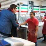 Justin Trudeau Instagram - Small businesses are the backbone of our economy and the heart of our communities. That’s certainly true here in Whitby – where @TurnbullWhitby and I spent time with small business owners, workers, and customers this evening. Thanks for the thoughtful conversations, everyone. 🇨🇦 Les petites entreprises sont au cœur de notre économie et de nos communautés. C’est le cas à Whitby, où @TurnbullWhitby et moi avons passé du temps avec des propriétaires de petites entreprises, des employés et des clients ce soir. Merci à tous pour ces conversations stimulantes. Whitby, Ontario
