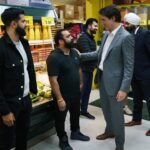 Justin Trudeau Instagram – Surrey was the place to be today – and I’m so glad I could be there to spend time with everyone who was out running errands, grabbing groceries, and having some dinner. Good to see you all!
🇨🇦
Il fallait être à Surrey, aujourd’hui – et je suis vraiment heureux d’avoir pu y passer du temps avec ceux qui faisaient leurs commissions et leur épicerie ou qui soupaient au restaurant. Ça m’a fait plaisir de vous voir! Surrey, British Columbia
