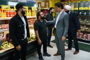 Justin Trudeau Instagram - Surrey was the place to be today – and I’m so glad I could be there to spend time with everyone who was out running errands, grabbing groceries, and having some dinner. Good to see you all! 🇨🇦 Il fallait être à Surrey, aujourd’hui – et je suis vraiment heureux d’avoir pu y passer du temps avec ceux qui faisaient leurs commissions et leur épicerie ou qui soupaient au restaurant. Ça m’a fait plaisir de vous voir! Surrey, British Columbia