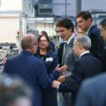 Justin Trudeau Instagram – Good news: We’ve secured E-One Moli’s new lithium-ion battery cell manufacturing facility in Maple Ridge, British Columbia. The facility will create up to 350 new jobs and secure more than 100 existing positions. It’ll be the largest factory in Canada for high-performance lithium-ion battery cells, which are used to electrify devices that have traditionally relied on diesel, including power tools and medical devices. It’ll support the transition to cleaner, more efficient energy sources. And it’ll help strengthen Canada’s role as a global leader in clean technology. That’s good news for Canadian workers – like the ones we met at E-One Moli’s current facility in Maple Ridge today – and it’s good news for our economy and our environment, too.
🇨🇦
Bonne nouvelle : nous avons la confirmation qu’E-One Moli construira sa nouvelle usine de fabrication de cellules de batteries au lithium-ion à Maple Ridge, en Colombie-Britannique. L’usine permettra de créer jusqu’à 350 nouveaux emplois et de maintenir plus de 100 postes existants. Il s’agira de la plus grande usine de cellules de batteries au lithium-ion de haute performance au Canada. Ces cellules de batteries serviront à électrifier des appareils qui étaient traditionnellement alimentés au diesel, comme des outils à moteur et des appareils médicaux, ce qui contribuera à la transition vers des sources d’énergie plus propres et plus efficaces. L’usine va également consolider le rôle de chef de file mondial du Canada en matière de technologie propre. C’est une bonne nouvelle pour les travailleurs canadiens, comme ceux que nous avons rencontrés aujourd’hui à l’usine actuelle d’E-One Moli à Maple Ridge, et c’est également une bonne nouvelle pour notre économie et pour l’environnement.