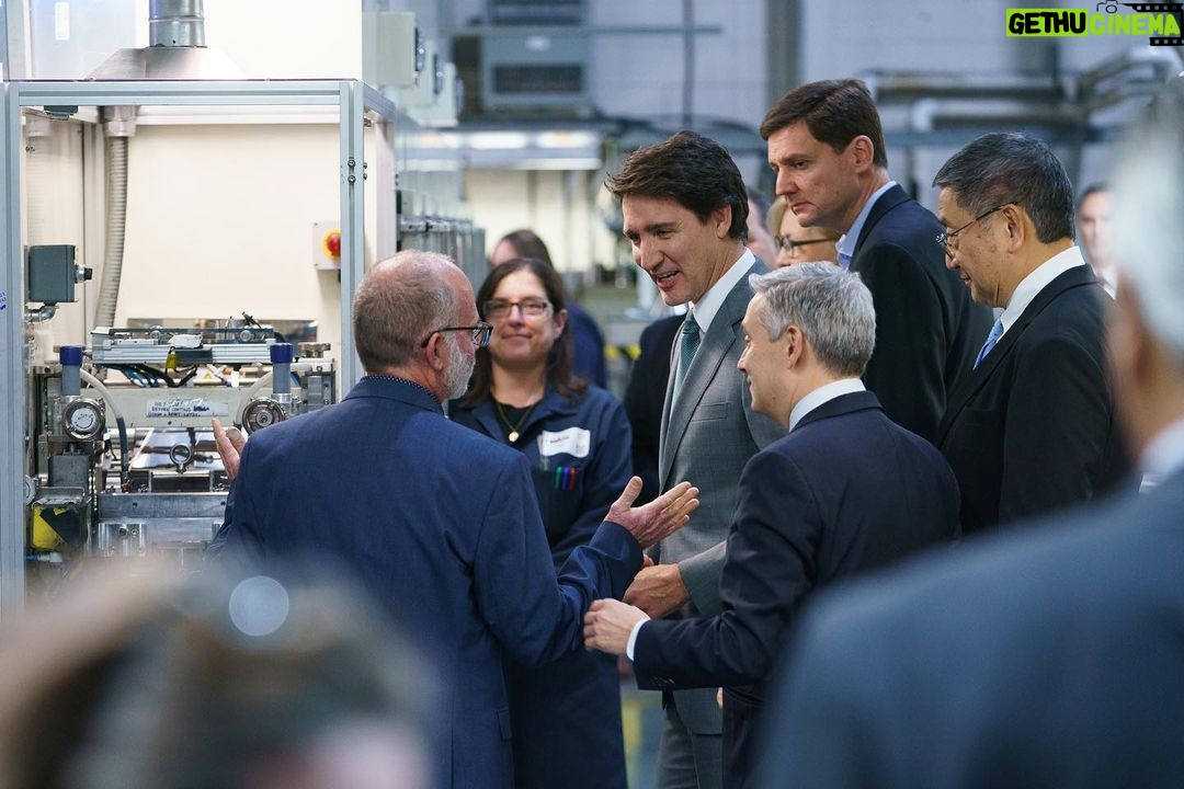 Justin Trudeau Instagram - Good news: We’ve secured E-One Moli’s new lithium-ion battery cell manufacturing facility in Maple Ridge, British Columbia. The facility will create up to 350 new jobs and secure more than 100 existing positions. It’ll be the largest factory in Canada for high-performance lithium-ion battery cells, which are used to electrify devices that have traditionally relied on diesel, including power tools and medical devices. It’ll support the transition to cleaner, more efficient energy sources. And it’ll help strengthen Canada’s role as a global leader in clean technology. That’s good news for Canadian workers – like the ones we met at E-One Moli’s current facility in Maple Ridge today – and it’s good news for our economy and our environment, too. 🇨🇦 Bonne nouvelle : nous avons la confirmation qu’E-One Moli construira sa nouvelle usine de fabrication de cellules de batteries au lithium-ion à Maple Ridge, en Colombie-Britannique. L’usine permettra de créer jusqu’à 350 nouveaux emplois et de maintenir plus de 100 postes existants. Il s’agira de la plus grande usine de cellules de batteries au lithium-ion de haute performance au Canada. Ces cellules de batteries serviront à électrifier des appareils qui étaient traditionnellement alimentés au diesel, comme des outils à moteur et des appareils médicaux, ce qui contribuera à la transition vers des sources d’énergie plus propres et plus efficaces. L’usine va également consolider le rôle de chef de file mondial du Canada en matière de technologie propre. C’est une bonne nouvelle pour les travailleurs canadiens, comme ceux que nous avons rencontrés aujourd’hui à l’usine actuelle d’E-One Moli à Maple Ridge, et c’est également une bonne nouvelle pour notre économie et pour l’environnement.
