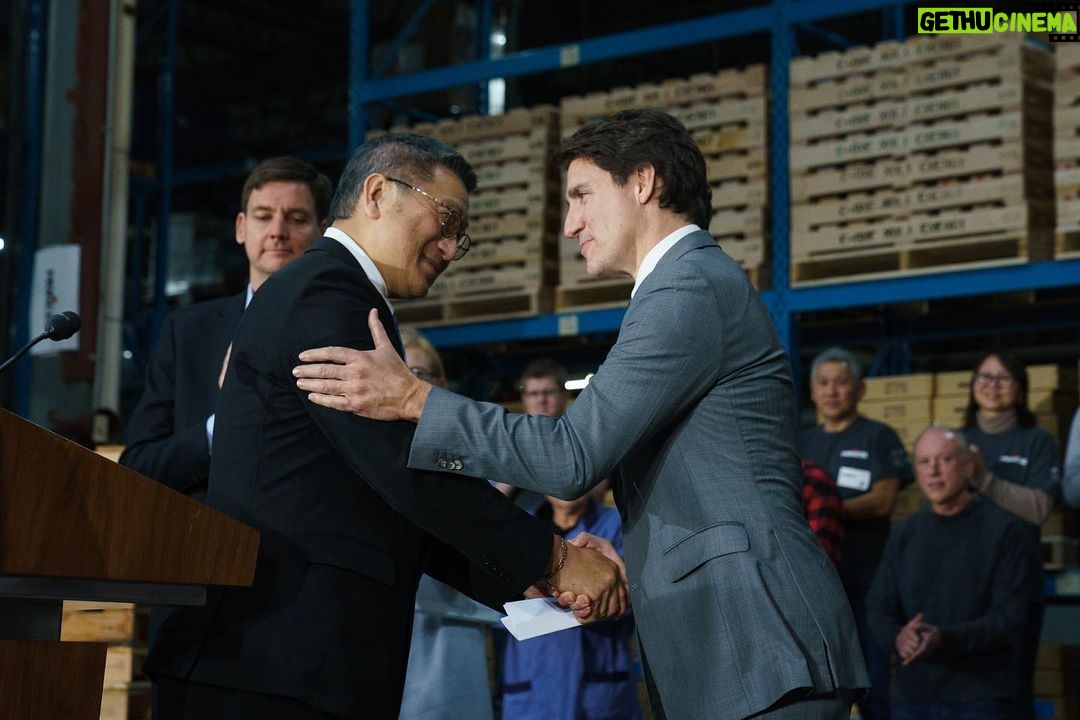 Justin Trudeau Instagram - Good news: We’ve secured E-One Moli’s new lithium-ion battery cell manufacturing facility in Maple Ridge, British Columbia. The facility will create up to 350 new jobs and secure more than 100 existing positions. It’ll be the largest factory in Canada for high-performance lithium-ion battery cells, which are used to electrify devices that have traditionally relied on diesel, including power tools and medical devices. It’ll support the transition to cleaner, more efficient energy sources. And it’ll help strengthen Canada’s role as a global leader in clean technology. That’s good news for Canadian workers – like the ones we met at E-One Moli’s current facility in Maple Ridge today – and it’s good news for our economy and our environment, too. 🇨🇦 Bonne nouvelle : nous avons la confirmation qu’E-One Moli construira sa nouvelle usine de fabrication de cellules de batteries au lithium-ion à Maple Ridge, en Colombie-Britannique. L’usine permettra de créer jusqu’à 350 nouveaux emplois et de maintenir plus de 100 postes existants. Il s’agira de la plus grande usine de cellules de batteries au lithium-ion de haute performance au Canada. Ces cellules de batteries serviront à électrifier des appareils qui étaient traditionnellement alimentés au diesel, comme des outils à moteur et des appareils médicaux, ce qui contribuera à la transition vers des sources d’énergie plus propres et plus efficaces. L’usine va également consolider le rôle de chef de file mondial du Canada en matière de technologie propre. C’est une bonne nouvelle pour les travailleurs canadiens, comme ceux que nous avons rencontrés aujourd’hui à l’usine actuelle d’E-One Moli à Maple Ridge, et c’est également une bonne nouvelle pour notre économie et pour l’environnement.
