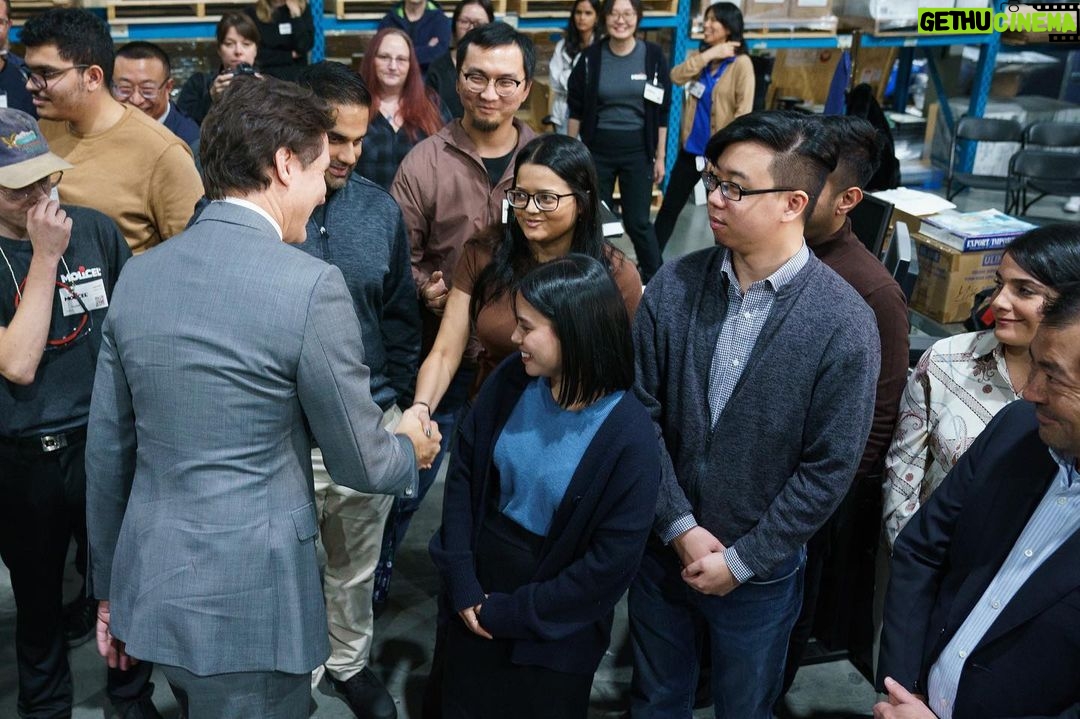 Justin Trudeau Instagram - Good news: We’ve secured E-One Moli’s new lithium-ion battery cell manufacturing facility in Maple Ridge, British Columbia. The facility will create up to 350 new jobs and secure more than 100 existing positions. It’ll be the largest factory in Canada for high-performance lithium-ion battery cells, which are used to electrify devices that have traditionally relied on diesel, including power tools and medical devices. It’ll support the transition to cleaner, more efficient energy sources. And it’ll help strengthen Canada’s role as a global leader in clean technology. That’s good news for Canadian workers – like the ones we met at E-One Moli’s current facility in Maple Ridge today – and it’s good news for our economy and our environment, too. 🇨🇦 Bonne nouvelle : nous avons la confirmation qu’E-One Moli construira sa nouvelle usine de fabrication de cellules de batteries au lithium-ion à Maple Ridge, en Colombie-Britannique. L’usine permettra de créer jusqu’à 350 nouveaux emplois et de maintenir plus de 100 postes existants. Il s’agira de la plus grande usine de cellules de batteries au lithium-ion de haute performance au Canada. Ces cellules de batteries serviront à électrifier des appareils qui étaient traditionnellement alimentés au diesel, comme des outils à moteur et des appareils médicaux, ce qui contribuera à la transition vers des sources d’énergie plus propres et plus efficaces. L’usine va également consolider le rôle de chef de file mondial du Canada en matière de technologie propre. C’est une bonne nouvelle pour les travailleurs canadiens, comme ceux que nous avons rencontrés aujourd’hui à l’usine actuelle d’E-One Moli à Maple Ridge, et c’est également une bonne nouvelle pour notre économie et pour l’environnement.