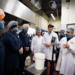 Justin Trudeau Instagram – There’s nothing like sharing meals and sweets on Diwali and Bandi Chhor Divas. And for families across the Greater Toronto Area, there’s no better place to get them than Samosa and Sweet Factory. Thanks for the tour today – everything looked delicious!
🇨🇦
Il n’y a rien comme partager des repas et des desserts le jour de Diwali et de Bandi Chhor Divas. Et pour les familles du Grand Toronto, il n’y a pas meilleur endroit pour se les procurer que Samosa et Sweet Factory. Merci pour la visite, aujourd’hui – tout avait l’air délicieux. Etobicoke, Ontario