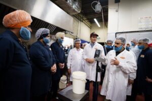 Justin Trudeau Instagram - There’s nothing like sharing meals and sweets on Diwali and Bandi Chhor Divas. And for families across the Greater Toronto Area, there’s no better place to get them than Samosa and Sweet Factory. Thanks for the tour today – everything looked delicious!
🇨🇦
Il n’y a rien comme partager des repas et des desserts le jour de Diwali et de Bandi Chhor Divas. Et pour les familles du Grand Toronto, il n’y a pas meilleur endroit pour se les procurer que Samosa et Sweet Factory. Merci pour la visite, aujourd’hui – tout avait l’air délicieux.