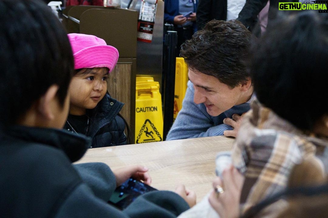Justin Trudeau Instagram - We’re working to make life more affordable, and we’ve taken action to address grocery prices – because we know they are too high. I spoke about that with families in Mississauga this morning, and told them we’re committed to delivering results at the checkout counter. 🇨🇦 On veut rendre la vie plus abordable et on a pris des mesures pour faire baisser le prix de l’épicerie – car on sait que ça coûte trop cher. J’en ai parlé avec des familles de Mississauga ce matin et leur ai dit qu’on veut obtenir des résultats qui se répercuteront à la caisse. Mississauga, Ontario