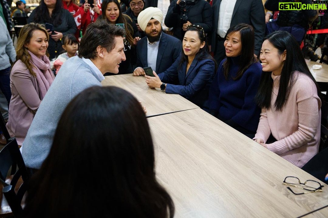 Justin Trudeau Instagram - We’re working to make life more affordable, and we’ve taken action to address grocery prices – because we know they are too high. I spoke about that with families in Mississauga this morning, and told them we’re committed to delivering results at the checkout counter. 🇨🇦 On veut rendre la vie plus abordable et on a pris des mesures pour faire baisser le prix de l’épicerie – car on sait que ça coûte trop cher. J’en ai parlé avec des familles de Mississauga ce matin et leur ai dit qu’on veut obtenir des résultats qui se répercuteront à la caisse. Mississauga, Ontario