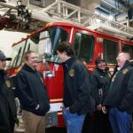 Justin Trudeau Instagram - Meeting some of the incredible volunteers who leapt into action when record snowfall hit Nova Scotia earlier this month. To the team at Eskasoni First Nation’s fire station: Thanks for rising to the challenge – and for always being there to keep your neighbours safe. 🇨🇦 Je rencontre des bénévoles qui sont intervenus lors des chutes de neige record en Nouvelle-Écosse plus tôt ce mois-ci. À l’équipe de la caserne de pompiers de la Première Nation d’Eskasoni : merci d’avoir relevé le défi et de toujours être là pour assurer la sécurité de vos voisins.