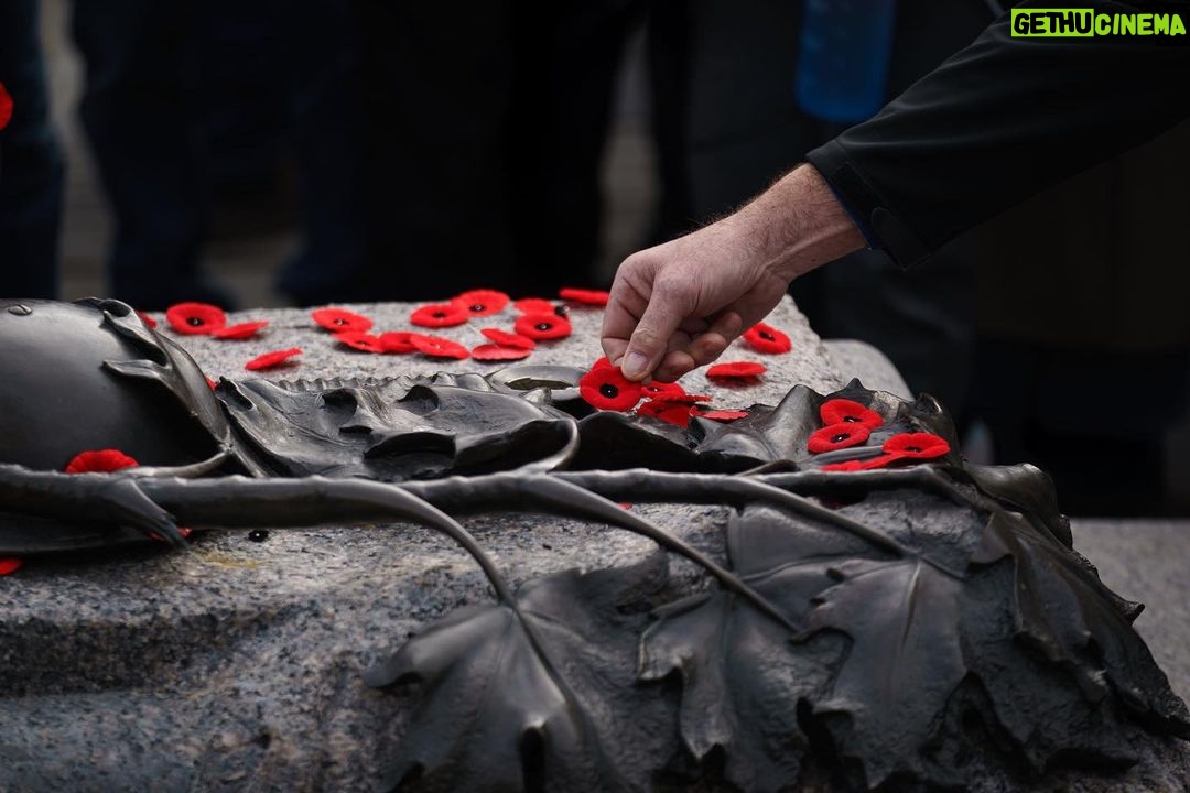 Justin Trudeau Instagram - At the National War Memorial, just like Canadians are doing in communities across the country, we gathered to honour those who have served – and who are serving – our country. We are forever grateful. #CanadaRemembers 🇨🇦 Au Monument commémoratif de guerre du Canada, comme l’ont fait des Canadiens dans les communautés de partout au pays, nous nous sommes réunis en hommage à ceux qui ont servi – et servent encore – notre pays. Nous serons toujours reconnaissants. #LeCanadaSeSouvient Ottawa, Ontario