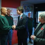 Justin Trudeau Instagram - Généreux et altruistes : voilà ce que sont les bénévoles que j’ai rencontrés aujourd'hui. Chaque année, ils viennent préparer des paniers de Noël pour les gens défavorisés de Greenfield Park. Ils incarnent le meilleur de notre pays et aujourd’hui, nous les avons remercié. 🇨🇦 Generous and selfless are two words I would use to describe the volunteers I met this afternoon. Every year, they come together to make Christmas baskets for the most vulnerable in Greenfield Park. They embody the best of our country – and today, we stopped by to say thank you.