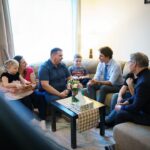Justin Trudeau Instagram - The day before war was declared, the Zhovner family – like many others – fled Ukraine. They went to Poland for six months before settling in Winnipeg. Last week, we were able to spend some time together. They told us their story, we made some pierogis, and I let them know how glad we are to have them here. Welcome to Canada, my friends. You’re part of our big Canadian family now, too. 🇨🇦 La veille de la déclaration de la guerre, la famille Zhovner, comme bien d’autres, a fui l’Ukraine. Ils ont passé six mois en Pologne avant de venir s’établir à Winnipeg. La semaine dernière, j’ai passé du temps avec eux. Ils m’ont raconté leur histoire, on a fait des pierogis et je leur ai dit à quel point j’étais heureux qu’ils soient parmi nous. Bienvenue au Canada, mes amis. Vous faites désormais partie de la grande famille canadienne. Winnipeg, Manitoba