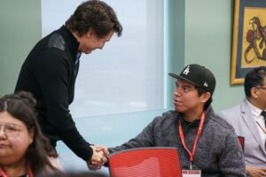Justin Trudeau Instagram - Mental health matters. It matters to the Nishnawbe Aski Nation Youth Council. It matters to our government. It matters to me. To the youth who spoke today about what more can be done to better support mental health in rural and remote communities: Thank you. Your suggestions and your perspectives are critical, and I’m going to carry them with me as we work together to address gaps in care and improve wellness supports across the country. If you need help or know someone who does, please reach out. The Hope For Wellness Helpline is available to Indigenous Peoples across the country in English, French, Cree, Ojibway, and Inuktitut. To find out more, go to HopeForWellness.ca.
🇨🇦
La santé mentale, c’est important. C’est important pour le conseil des jeunes de la Nation de Nishnawbe Aski. C’est important pour notre gouvernement. C’est important pour moi. Aux jeunes qui ont parlé aujourd’hui de ce que nous pouvons faire de plus pour mieux soutenir la santé mentale dans les communautés rurales et éloignées : merci. Vos suggestions et points de vue sont essentiels, et j’en tiendrai compte dans le travail que nous faisons ensemble pour combler les écarts en matière de soins et améliorer le soutien au mieux-être dans l’ensemble du pays. Si vous avez besoin d’aide ou connaissez quelqu’un qui en a besoin, n’hésitez pas à en demander. La Ligne d’écoute d’espoir pour le mieux-être est à la disposition des peuples autochtones de tout le pays en anglais, en français, en cri, en ojibway et en inuktitut. Pour en savoir plus, consultez le site EspoirPourLeMieuxEtre.ca.