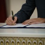 Justin Trudeau Instagram - Ukraine can count on Canada. With the new security agreement between our two countries, which President Zelenskyy and I signed earlier today, we’re making sure Ukrainians can defeat Russia on the battlefield. And we’ll keep being there with the critical support they need to fend off this brutal assault – and rebuild when the war is won. 🇨🇦 L’Ukraine peut compter sur le Canada. Grâce au nouvel accord en matière de sécurité entre nos deux pays, que le président Zelenskyy et moi avons signé aujourd’hui, nous veillons à ce que les Ukrainiens puissent vaincre la Russie sur le champ de bataille. Nous continuerons d’apporter le soutien essentiel dont les Ukrainiens ont besoin pour repousser cet assaut brutal et reconstruire leur pays une fois la guerre gagnée. Kyiv, Ukraine