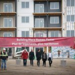 Justin Trudeau Instagram - 22,000 new homes for people across Edmonton. That’s what we’re building over the next ten years, together with the city, and that’s what our announcement was all about today. This includes rentals, affordable apartments, homes near public transit, and homes close to university and college campuses. Bottom line: Here in Edmonton and across the country, we’re building more homes – faster, and at prices people can afford. 🇨🇦 22 000 nouveaux logements pour les gens de partout à Edmonton. C’est ce que nous allons bâtir dans les dix prochaines années, en collaboration avec la Ville, et c’est le sujet de notre annonce d’aujourd’hui. On parle ici de logements locatifs, d’appartements abordables et de logements près des transports en commun et des campus universitaires. Bref : à Edmonton comme ailleurs au pays, nous bâtissons plus de logements, plus rapidement, à des prix abordables. Edmonton, Alberta