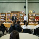 Justin Trudeau Instagram - Classrooms are where some of the best ideas are thought up – and where some of the most thoughtful conversations are had. To the students we spent time with today at North Vancouver’s Sutherland Secondary School: Thank you for your great questions. As a teacher myself, it’s always so good to be back in the classroom – and to be answering your questions about the world, the future, and the country we call home. It’s clear you’re all going places, and I can’t wait to see what you accomplish. 🇨🇦 C’est en classe que naissent certaines des meilleures idées – et qu’ont lieu certaines des conversations les plus réfléchies. Aux élèves avec qui nous avons passé du temps aujourd’hui à l’école secondaire Sutherland de North Vancouver : merci pour vos excellentes questions. Étant moi-même enseignant, j’aime toujours revenir dans une salle de classe et répondre à vos questions sur le monde, l’avenir et le pays où nous vivons. Vous savez où vous allez, et je suis impatient de voir tout ce que vous allez accomplir. North Vancouver, British Columbia
