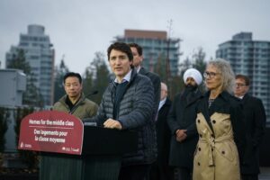 Justin Trudeau Instagram - Good news: We’re investing in British Columbia’s housing initiative, BC Builds. Using public land to create more affordable homes, this initiative is going to bring down the cost of housing and make sure we’re building more homes – faster – for hardworking Canadians. The province has already identified twenty sites, including parking lots and under-used land around health care facilities, where they’ll build apartments that meet the needs of middle class families. And with our funding, they’ll be able to build at least 8,000 to 10,000 new homes.
🇨🇦
Bonne nouvelle : nous investissons dans BC Builds, l’initiative de la Colombie-Britannique en matière de logement. Cette initiative, qui prévoit l’utilisation de terrains publics pour créer plus de logements abordables, va réduire le coût du logement et permettre la construction de plus de logements, plus rapidement pour les travailleurs canadiens. La province a déjà retenu 20 sites, notamment des terrains de stationnement et des terrains sous-utilisés à proximité de centres de soins de santé, où seront construits des appartements adaptés aux besoins des familles de la classe moyenne. Et grâce à notre financement, elle pourra bâtir au moins 8 000 à 10 000 nouveaux logements.