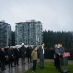 Justin Trudeau Instagram - Good news: We’re investing in British Columbia’s housing initiative, BC Builds. Using public land to create more affordable homes, this initiative is going to bring down the cost of housing and make sure we’re building more homes – faster – for hardworking Canadians. The province has already identified twenty sites, including parking lots and under-used land around health care facilities, where they’ll build apartments that meet the needs of middle class families. And with our funding, they’ll be able to build at least 8,000 to 10,000 new homes. 🇨🇦 Bonne nouvelle : nous investissons dans BC Builds, l’initiative de la Colombie-Britannique en matière de logement. Cette initiative, qui prévoit l’utilisation de terrains publics pour créer plus de logements abordables, va réduire le coût du logement et permettre la construction de plus de logements, plus rapidement pour les travailleurs canadiens. La province a déjà retenu 20 sites, notamment des terrains de stationnement et des terrains sous-utilisés à proximité de centres de soins de santé, où seront construits des appartements adaptés aux besoins des familles de la classe moyenne. Et grâce à notre financement, elle pourra bâtir au moins 8 000 à 10 000 nouveaux logements. Vancouver, British Columbia