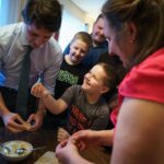 Justin Trudeau Instagram - The day before war was declared, the Zhovner family – like many others – fled Ukraine. They went to Poland for six months before settling in Winnipeg. Last week, we were able to spend some time together. They told us their story, we made some pierogis, and I let them know how glad we are to have them here. Welcome to Canada, my friends. You’re part of our big Canadian family now, too. 🇨🇦 La veille de la déclaration de la guerre, la famille Zhovner, comme bien d’autres, a fui l’Ukraine. Ils ont passé six mois en Pologne avant de venir s’établir à Winnipeg. La semaine dernière, j’ai passé du temps avec eux. Ils m’ont raconté leur histoire, on a fait des pierogis et je leur ai dit à quel point j’étais heureux qu’ils soient parmi nous. Bienvenue au Canada, mes amis. Vous faites désormais partie de la grande famille canadienne. Winnipeg, Manitoba
