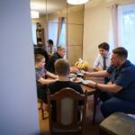 Justin Trudeau Instagram - The day before war was declared, the Zhovner family – like many others – fled Ukraine. They went to Poland for six months before settling in Winnipeg. Last week, we were able to spend some time together. They told us their story, we made some pierogis, and I let them know how glad we are to have them here. Welcome to Canada, my friends. You’re part of our big Canadian family now, too. 🇨🇦 La veille de la déclaration de la guerre, la famille Zhovner, comme bien d’autres, a fui l’Ukraine. Ils ont passé six mois en Pologne avant de venir s’établir à Winnipeg. La semaine dernière, j’ai passé du temps avec eux. Ils m’ont raconté leur histoire, on a fait des pierogis et je leur ai dit à quel point j’étais heureux qu’ils soient parmi nous. Bienvenue au Canada, mes amis. Vous faites désormais partie de la grande famille canadienne. Winnipeg, Manitoba
