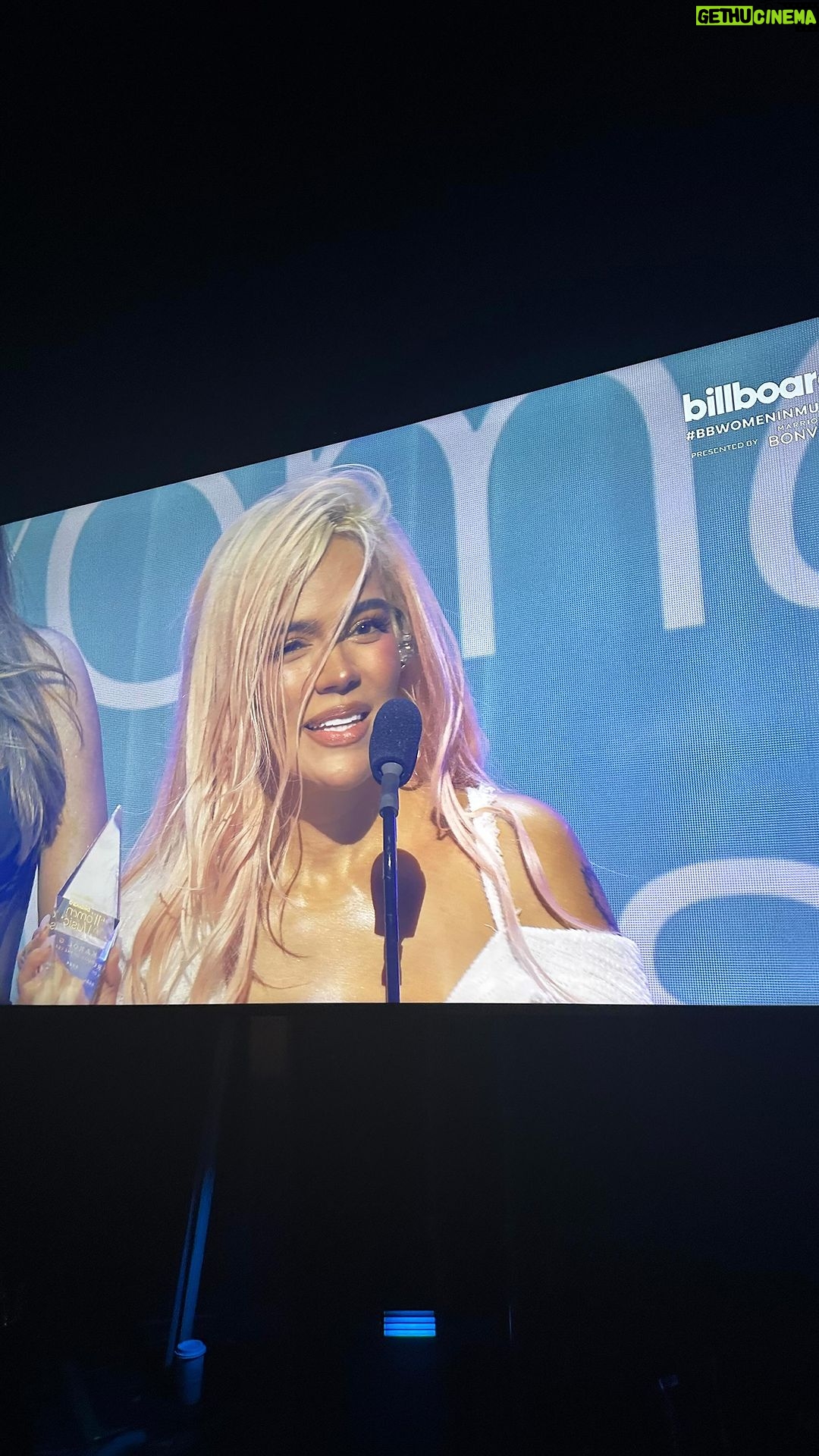 KAROL G Instagram - Nunca antes me había sentido tan orgullosa y feliz de ser mujer y de ver lo lejos que podemos llegar, además de conocer en el camino mujeres tan poderosas, grandes e inspiradoras. FELIZ DÍA REINAS!!! … que nada ni nadie nos impida soñar, creer y cumplir !!! 💜💜💜💜💜💜💜💜💜