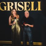 KAROL G Instagram - En la premier de #GRISELDA… Feliz y emocionada de verme de nuevo con este equipo que me recibió con tanto amor, que me enseñó tanto y con el que pasé días tan increíbles 🖤 @sofiavergara Gracias mamasota por la invitación… es un honor acompañarte en este proyecto y deseo todo el éxito que merece 🇨🇴 Gracias Erick, gracias Andy, gracias Luis, gracias compañeros … Que honor!