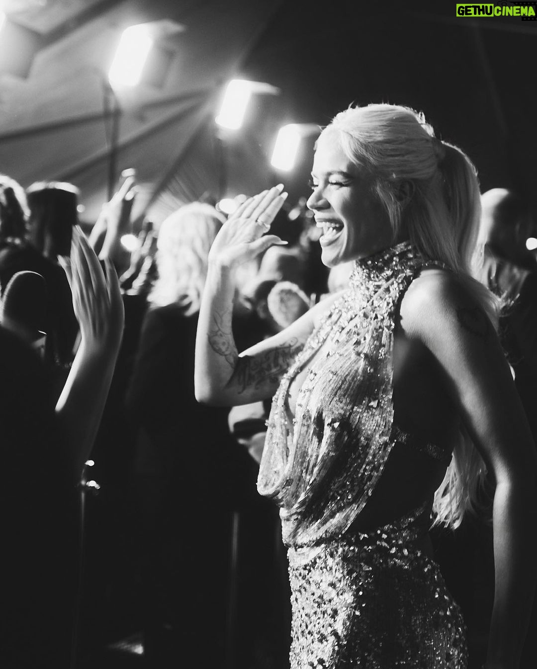 KAROL G Instagram - WOMAN OF THE YEAR ✨ Podría decir que ayer recibí uno de los reconocimientos más significativos de mi carrera! Que bendición 🫶🏽 Gracias @billboard 🤍 Gracias equipo y gracias a todos ustedes !