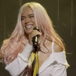 KAROL G Instagram - Desde hace más de un año tenia esta idea de hacer AMARGURA en versión Salsa… ♥️🇨🇴 que mejor momento que este para hacerlo! Gracias a todas las mujeres que me acompañaron en el escenario con esa energía tan increíble… a @sergiogeorge y @robtrujillomusic por crear conmigo este arreglo tan especial y a ti @pedro.artola por tu trabajo en las cámaras 🎥🔥!!! Será que vale la pena poner esta versión en las plataformas ? Los leoOOOO 🥹🫶🏽✨