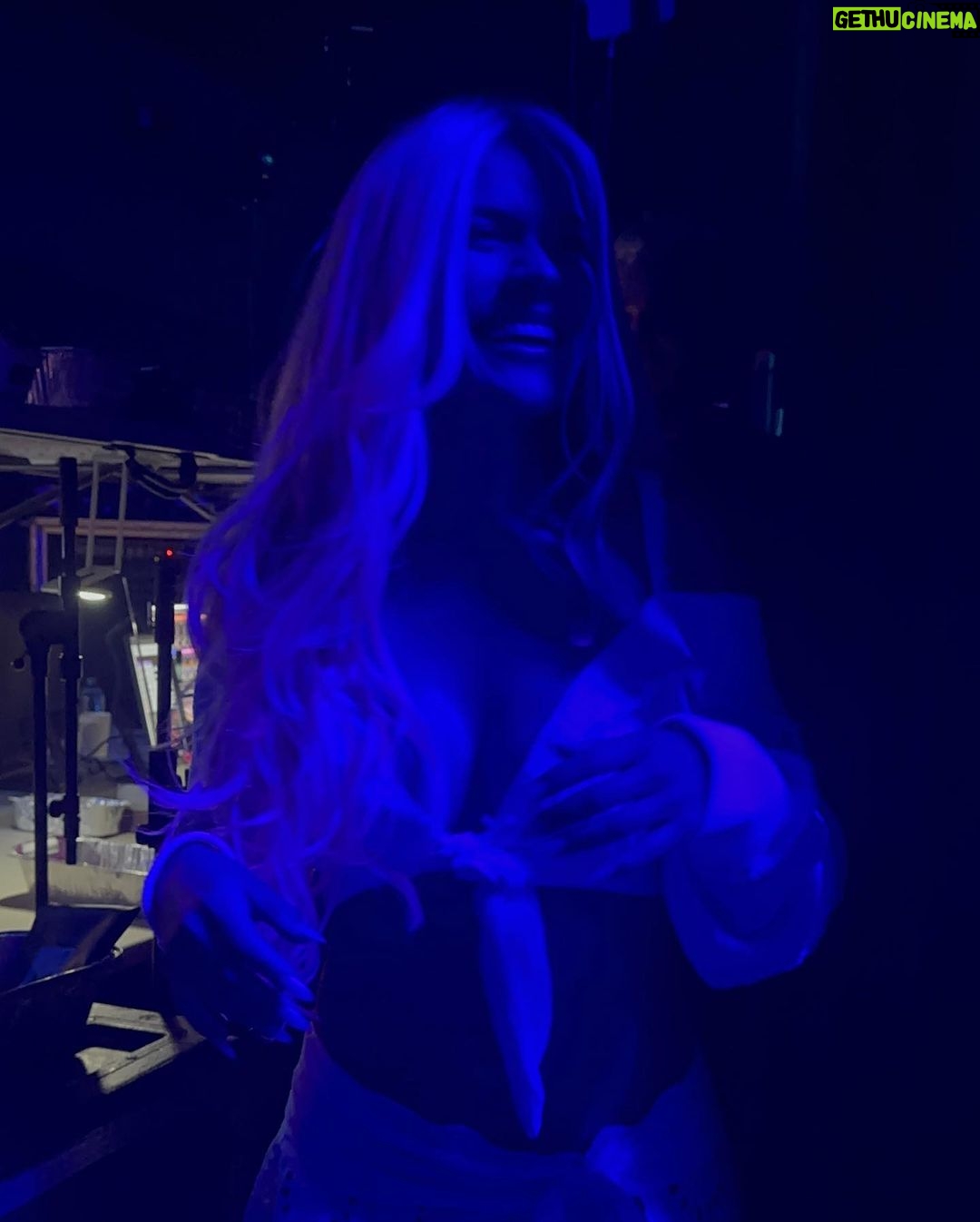 KAROL G Instagram - WOMAN OF THE YEAR ✨ Podría decir que ayer recibí uno de los reconocimientos más significativos de mi carrera! Que bendición 🫶🏽 Gracias @billboard 🤍 Gracias equipo y gracias a todos ustedes !