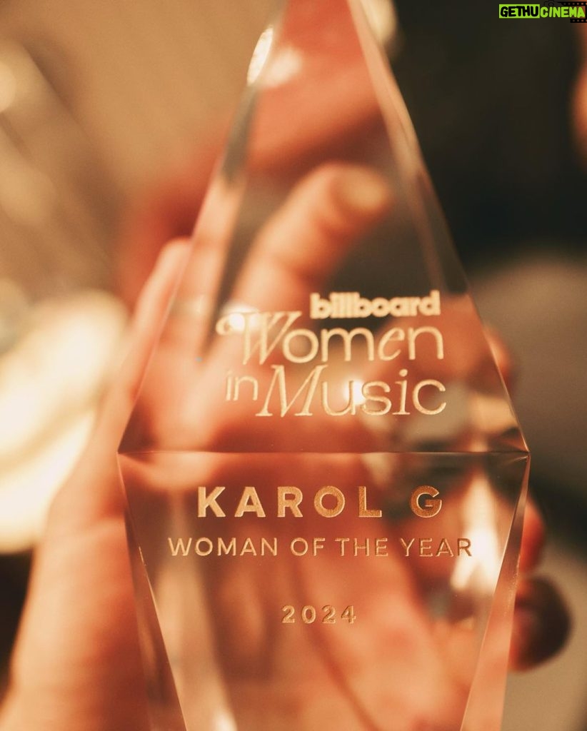 KAROL G Instagram - WOMAN OF THE YEAR ✨ Podría decir que ayer recibí uno de los reconocimientos más significativos de mi carrera! Que bendición 🫶🏽 Gracias @billboard 🤍 Gracias equipo y gracias a todos ustedes !