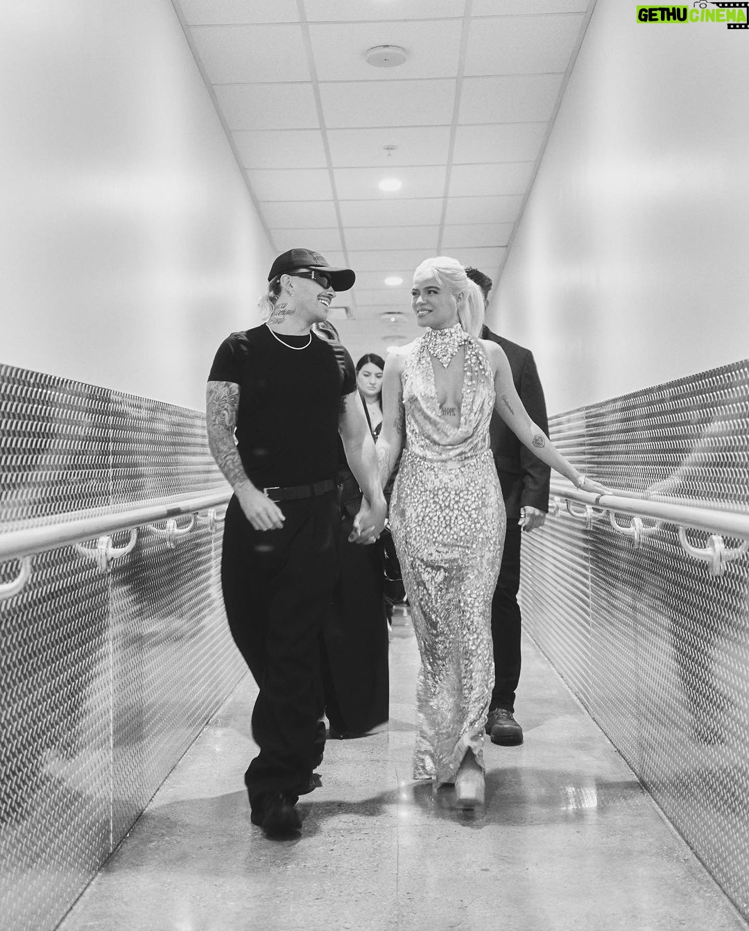 KAROL G Instagram - WOMAN OF THE YEAR ✨ Podría decir que ayer recibí uno de los reconocimientos más significativos de mi carrera! Que bendición 🫶🏽 Gracias @billboard 🤍 Gracias equipo y gracias a todos ustedes !