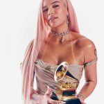 KAROL G Instagram - Me enorgullece saber que este álbum haya podido impactar, de forma positiva, la vida de tantas personas. “Mañana será bonito” se volvió un movimiento de querer superarse, de vivir, de disfrutar hasta en los momentos oscuros y de valorar lo que se tiene mientras llega lo que se desea… es una curita para el alma ❤️‍🩹🥺 y el Regalo mas grande que me deja es el haber podido conectar con tantas personas en el mundo, acompañarlos con mi música y que estas canciones representaran un momento especial en sus vidas. Ha cambiado visas así como ha cambiado la mía! 🌈☀️🌷 Gracias a todas las personas que hicieron parte de este proyecto tan especial y gracias A USTEDES por hacer parte de estos logros! Gracias también a quienes se alegran de cora por lo realmente feliz que me siento! Los amo mucho y como dije, prometo dar TODO y más de lo que pueda, para devolverles todo el amor que me dan a mi! Los amo !